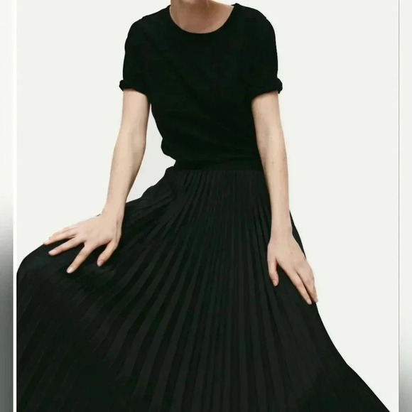 H&M Black Satin Plead Maryln Monroe Midi Flared  Skirt sz 2-4 - Picture 1 of 8